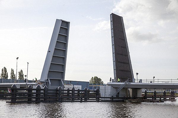 brug hydraulisch aangedreven door twee cilinders diameter 480 mm. lengte: 2 meter. Het aggregaat capaciteit 350 liter per minuut.het vermogen 90kW.